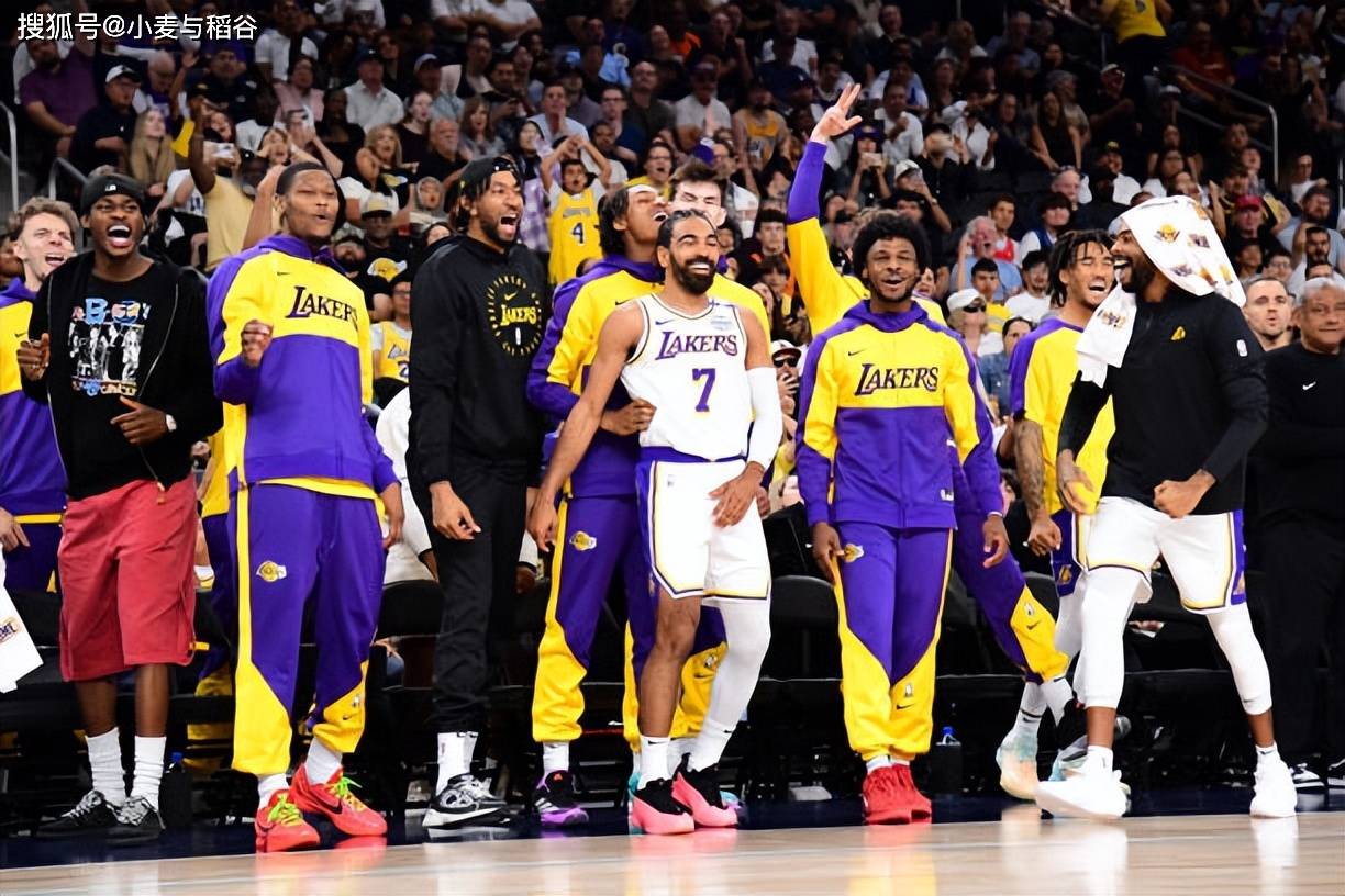 荷甲战报：巴卡尔替补送乌龙，海伦芬3-0鹿特丹斯巴达（荷甲快讯：替补巴卡尔自摆乌龙，海伦芬3比0完胜斯巴达鹿特丹）