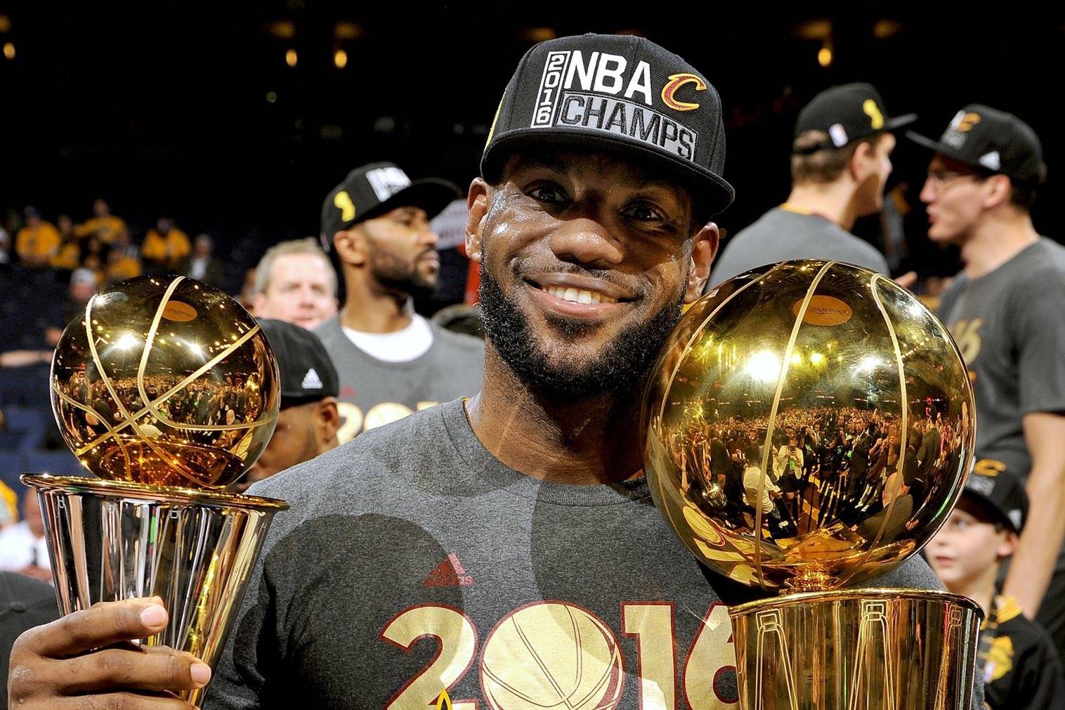 李嗣镕姐弟俩观战足协杯决赛，姐姐晒明媚穿搭，与张稀哲合影（足协杯决赛现场：李嗣镕姐弟看台现身，姐姐晒清新穿搭并与张稀哲合影）