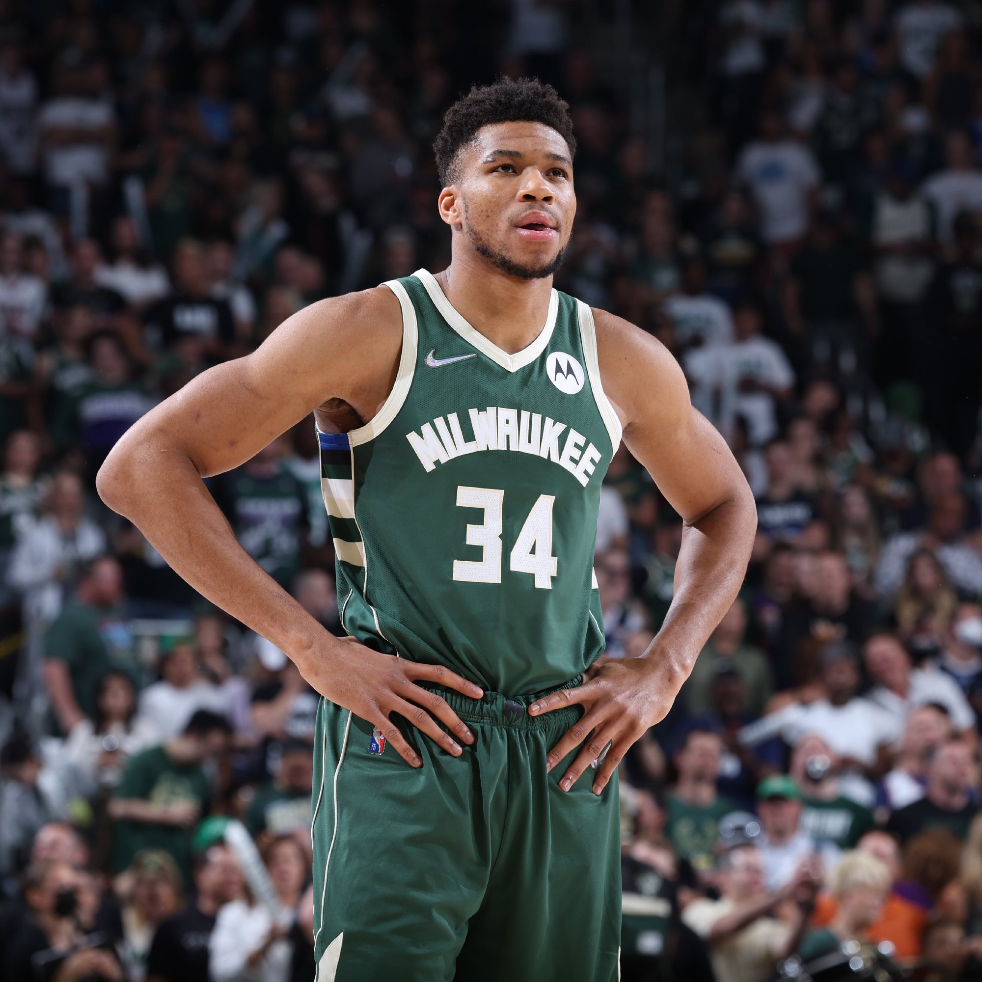 阿斯顿维拉在埃梅里带领下强势冲击英超争冠，与阿森纳激烈争夺榜首。（埃梅里率领阿斯顿维拉强势冲击英超冠军，与阿森纳上演榜首对决）