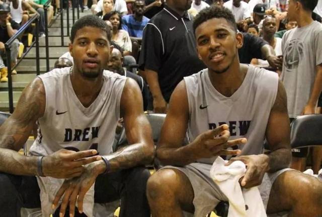 法尔克：拜仁不着急推进诺伊尔续约，打算在他40岁生日前后谈（法尔克：拜仁暂不急于与诺伊尔续约，计划在其40岁生日前后再谈）