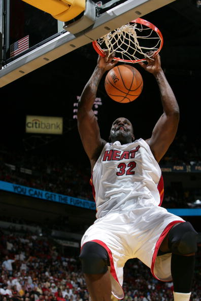 斯帕莱蒂在圣诞晚宴上和老板埃尔坎热烈交谈，洛卡特利也在主桌作陪（圣诞晚宴上，斯帕莱蒂与老板埃尔坎热聊，洛卡特利同坐主桌）