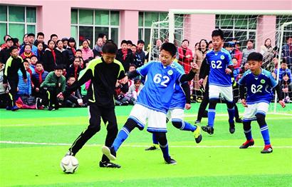 国少vs孟加拉国U17：万项、邝兆镭首发，赵松源替补（中国U17对阵孟加拉国U17：万项、邝兆镭先发，赵松源替补待命）