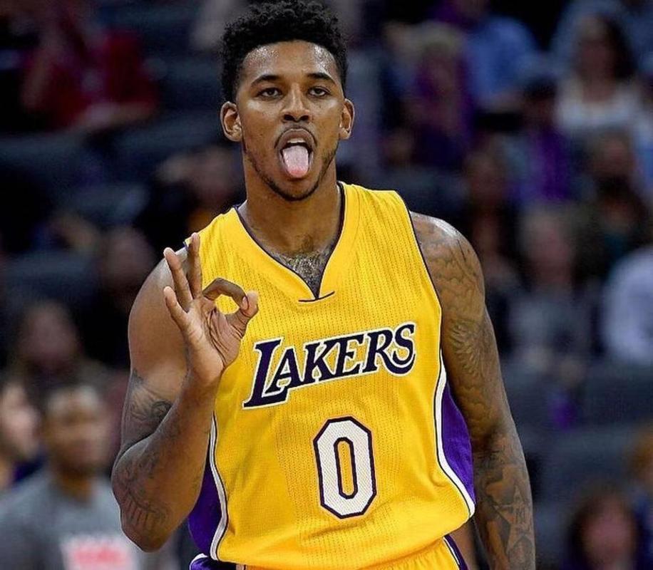 伏地魔！鹈鹕新秀费尔斯连续贴地逼抢 造成对手24秒（地板狂魔！鹈鹕新秀费尔斯连续贴地逼抢，迫使对手24秒违例）