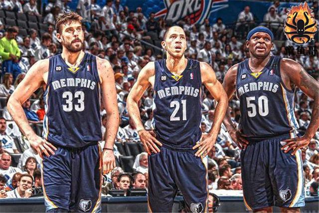 詹姆斯失误引发争议，湖蜜怒斥（詹皇关键失误掀起争议，湖人球迷愤怒抨击）