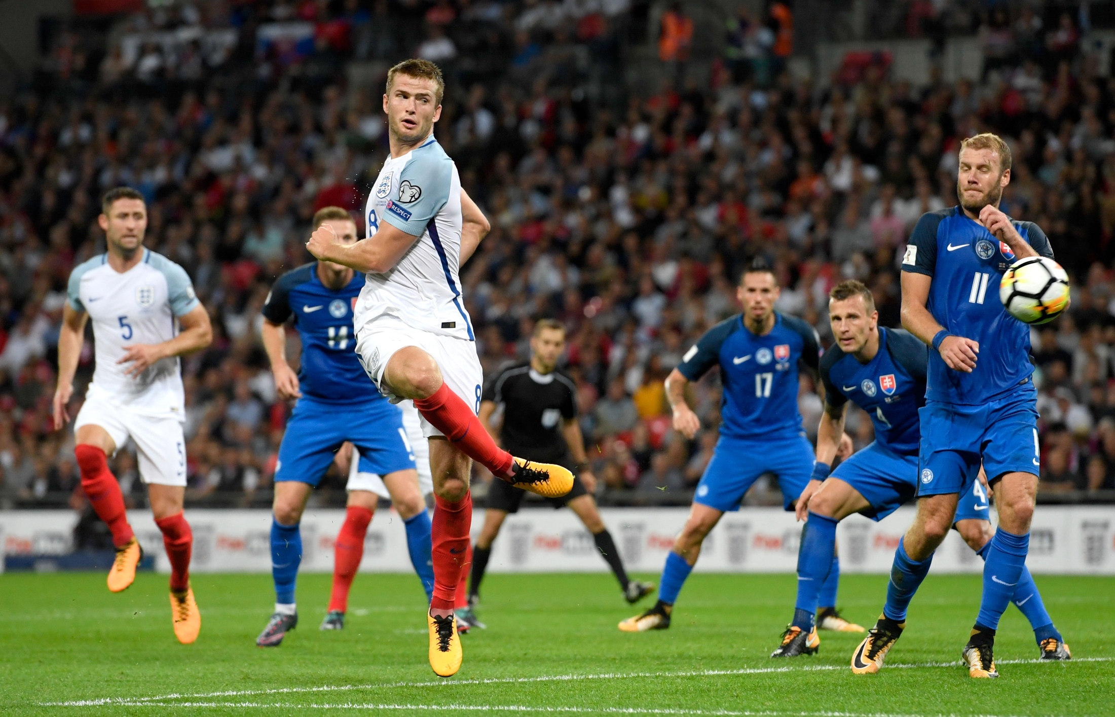 成都蓉城新掌门人徐正源成功续约，签约韦世豪、周定洋，球队迅速提升，备战亚冠，力争争冠。（徐正源续约成都蓉城，韦世豪周定洋加盟助阵，球队提速备战亚冠，剑指冠军）