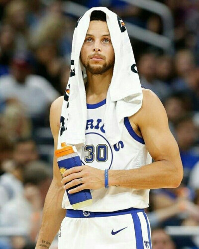 巴塞罗那瞄准劳塔罗·马丁内斯：转会市场的新动向（巴塞罗那锁定劳塔罗·马丁内斯，转会市场掀新波澜）