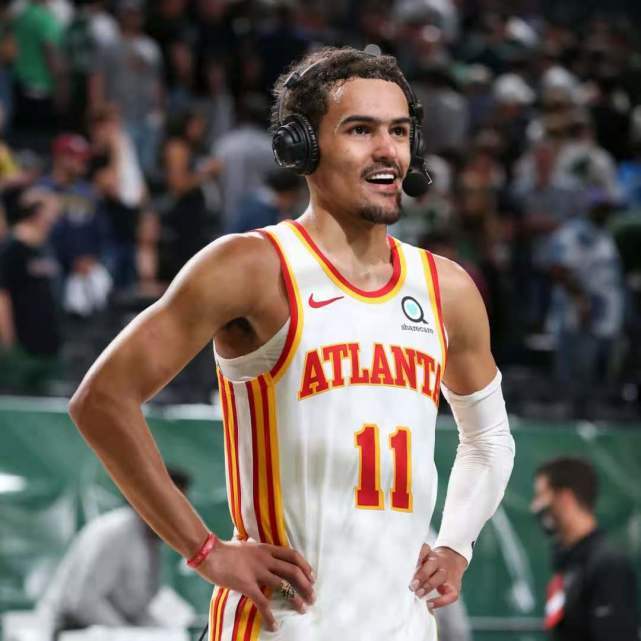 逆天倒勾！40岁C罗一飞冲天：队友对手都看傻了 梦回7年前那一晚（40岁C罗再现惊世倒钩！腾空一击震慑全场，恍若回到七年前那夜）