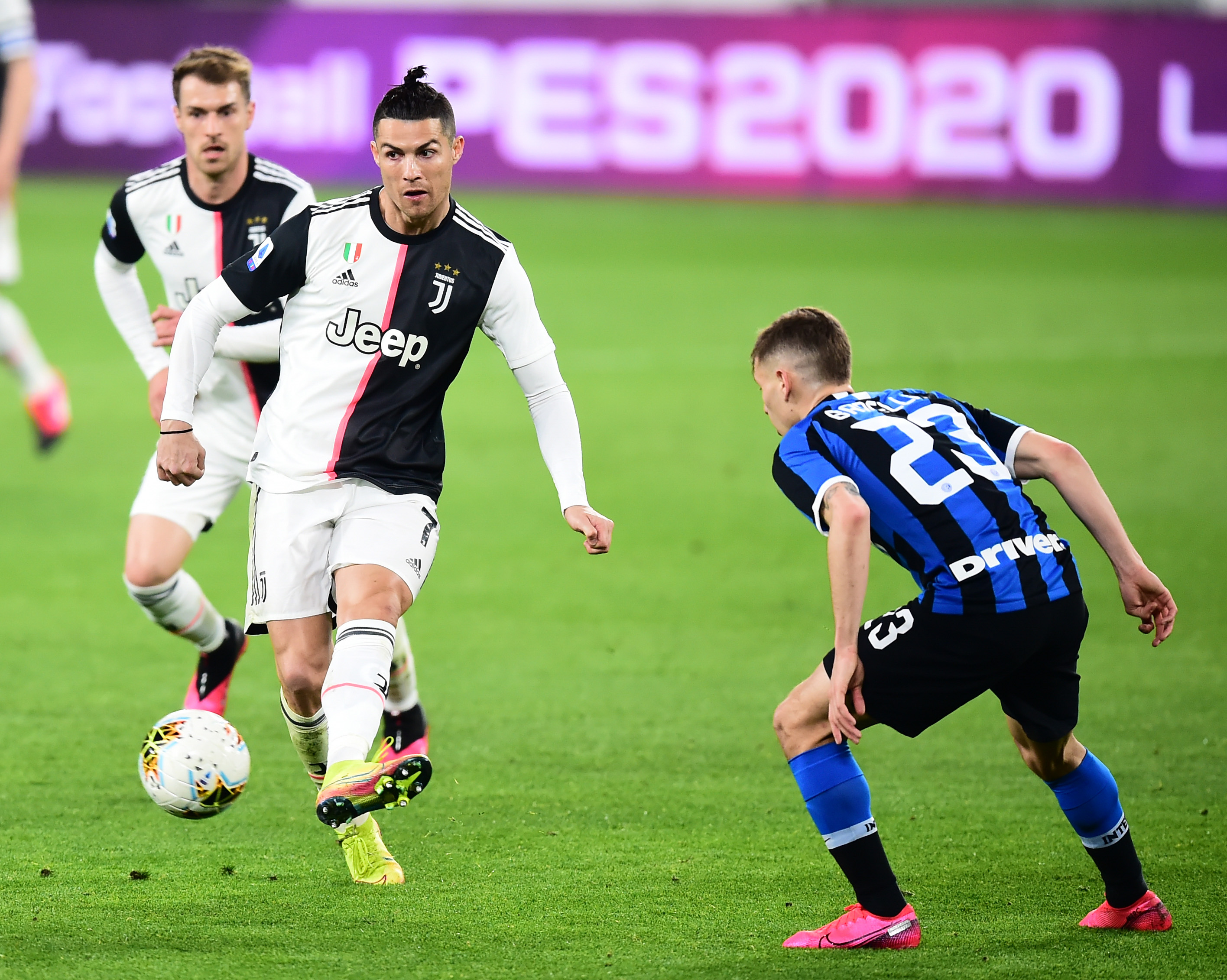 拜仁德甲霸主地位持续巩固（拜仁在德甲的统治优势日益稳固）