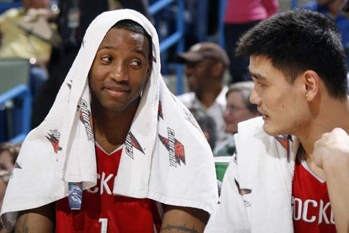 徐昕赛后前往医院拍片 初步诊断为对抗时的硬伤（徐昕赛后赴医院进行影像检查 初判为对抗所致硬伤）