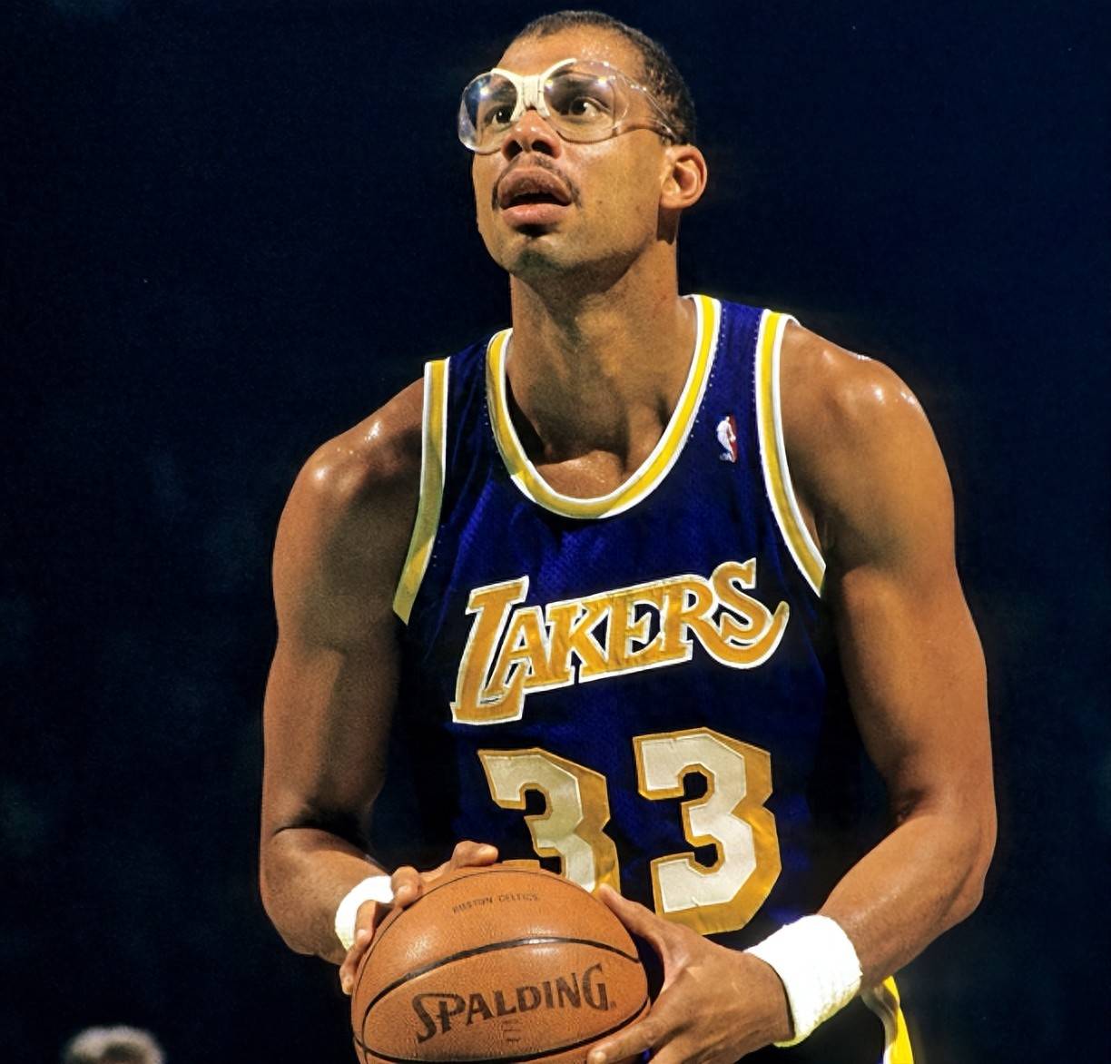 记者：汪士钦这张红牌就是多年来中国足球陋习的真实写照（记者：汪士钦染红，恰是中国足球多年积弊的缩影）