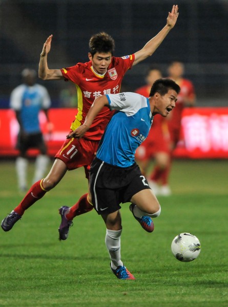 李弘权半场神勇表现，8中7砍下18分，三分球5中4（李弘权半场爆发，投篮8投7中轰下18分，三分5投4中）