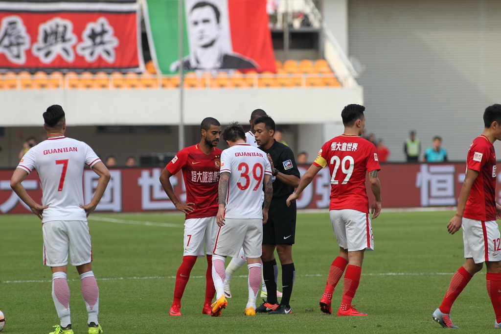 米体：家乡球队维亚雷焦深陷低迷，里皮对球员讲话鼓励他们（米体：维亚雷焦陷入低谷，里皮发声鼓舞球员）