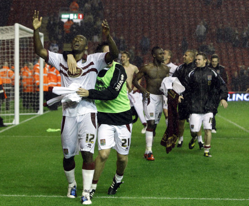 西班牙人上轮客场1-0击败塞尔塔，斩获赛季7连胜，暂列西甲第6，距离降级区仅12分。（西班牙人上轮客场1-0力克塞尔塔，豪取赛季七连胜，暂居西甲第六，距降级区仅12分）