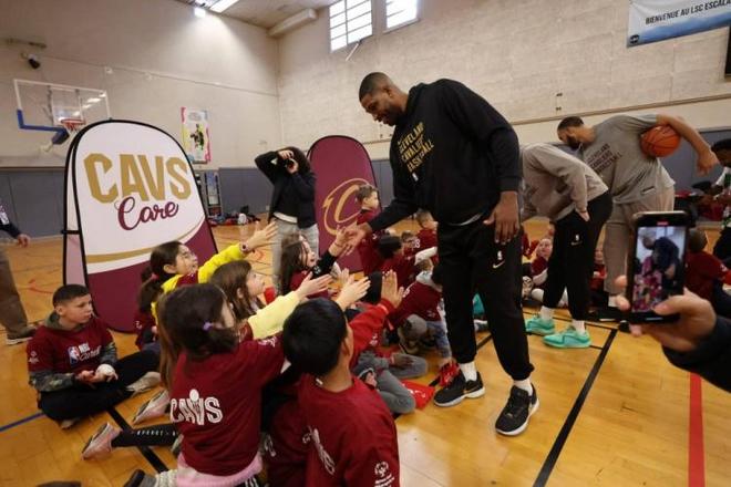 怀特半场表现惊艳，为球队注入活力（怀特上半场闪耀，点燃球队斗志）