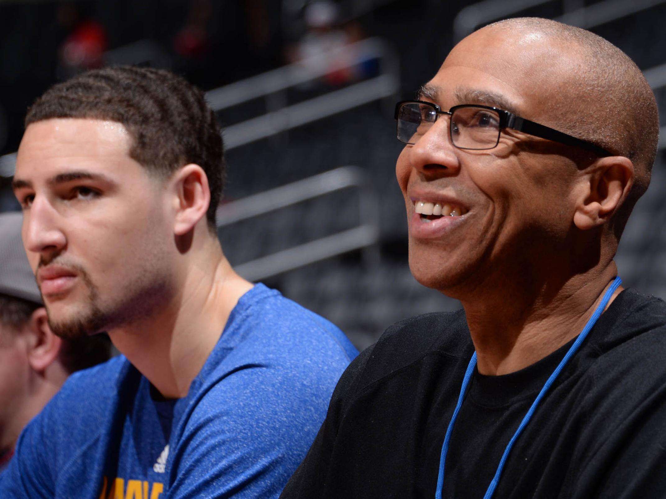 阿森纳晋级瞬间枪手众将冲向凯帕庆祝，而赖斯则先和对手致意（晋级一刻，阿森纳将士围向凯帕庆祝，赖斯先与对手握手致意）