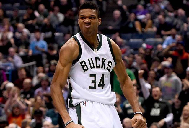 足球世界杯倒计时100天，全球球迷热情高涨（世界杯进入100天倒计时，全球球迷热度飙升）