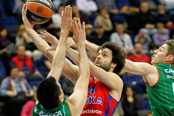 意外变阵！安东尼戴维斯坐镇五号位，解锁独行侠争胜关键优势（突发变阵！安东尼·戴维斯改打中锋，独行侠赢球关键优势被激活）